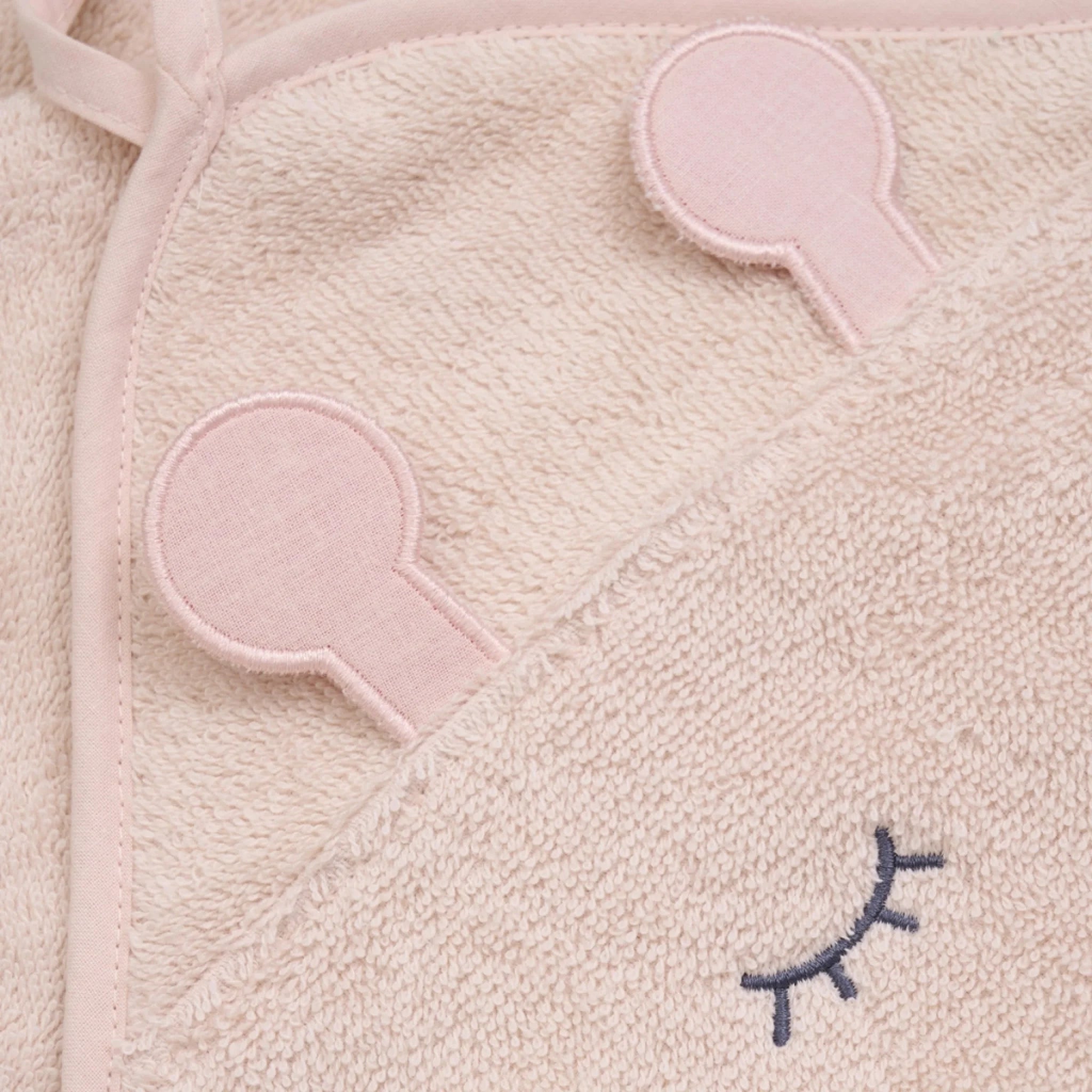 Detalje af Pippi-håndklædets hætte med ører og broderede øjne