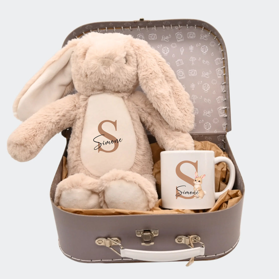 Gavekurv med kanin bamse, personlig kop og kuffert i lyserød og blå.