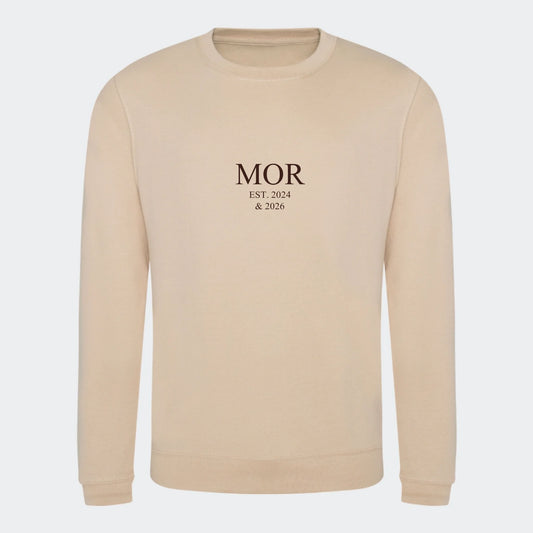 Sweatshirt med broderi til voksne – MOR EST. (Vælg selv tekst og årstal), nude, set forfra