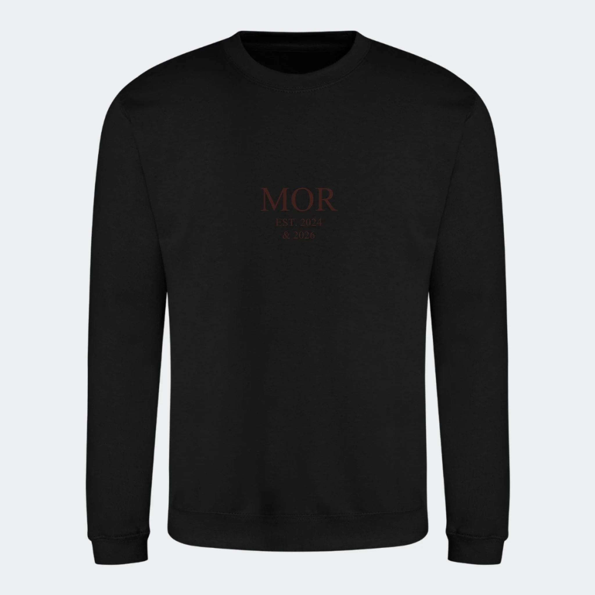 Sweatshirt med broderi til voksne – MOR EST. (Vælg selv tekst og årstal), sort, set forfra