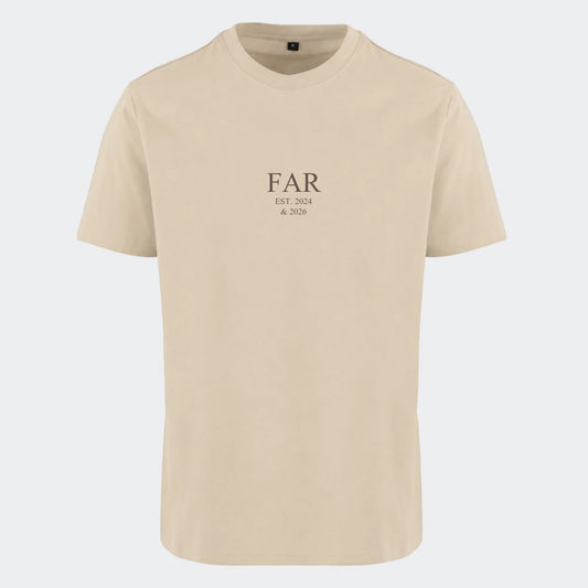T-shirt med tryk til voksne – FAR EST. (Vælg selv tekst og årstal), sand, set forfra