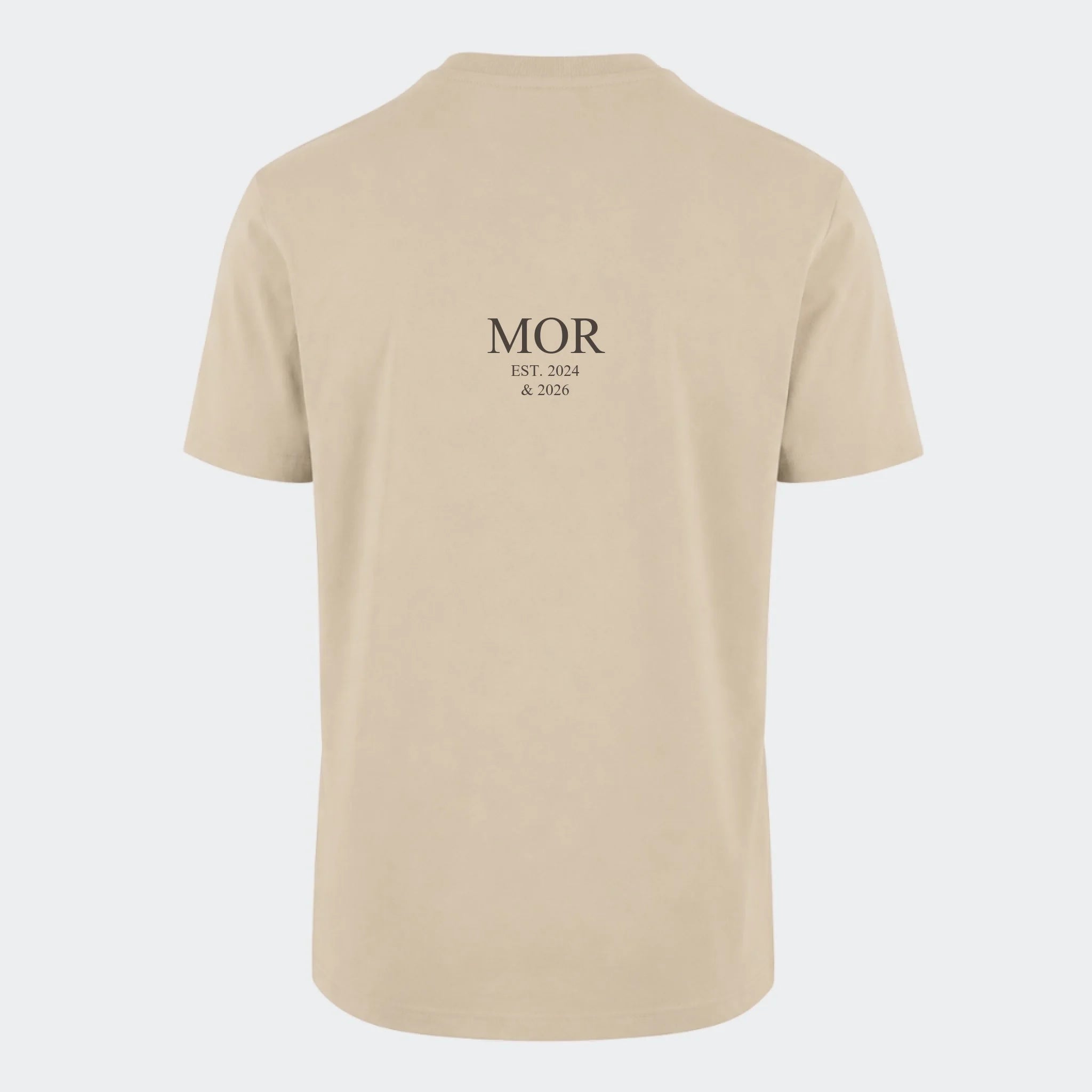 T-shirt med tryk – MOR EST. (Vælg selv tekst og årstal), sand, set bagfra