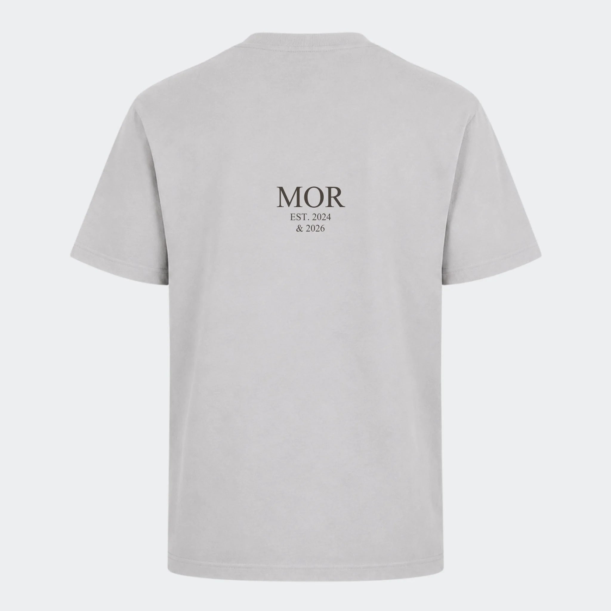 T-shirt med tryk – MOR EST. (Vælg selv tekst og årstal), lysegrå, set bagfra