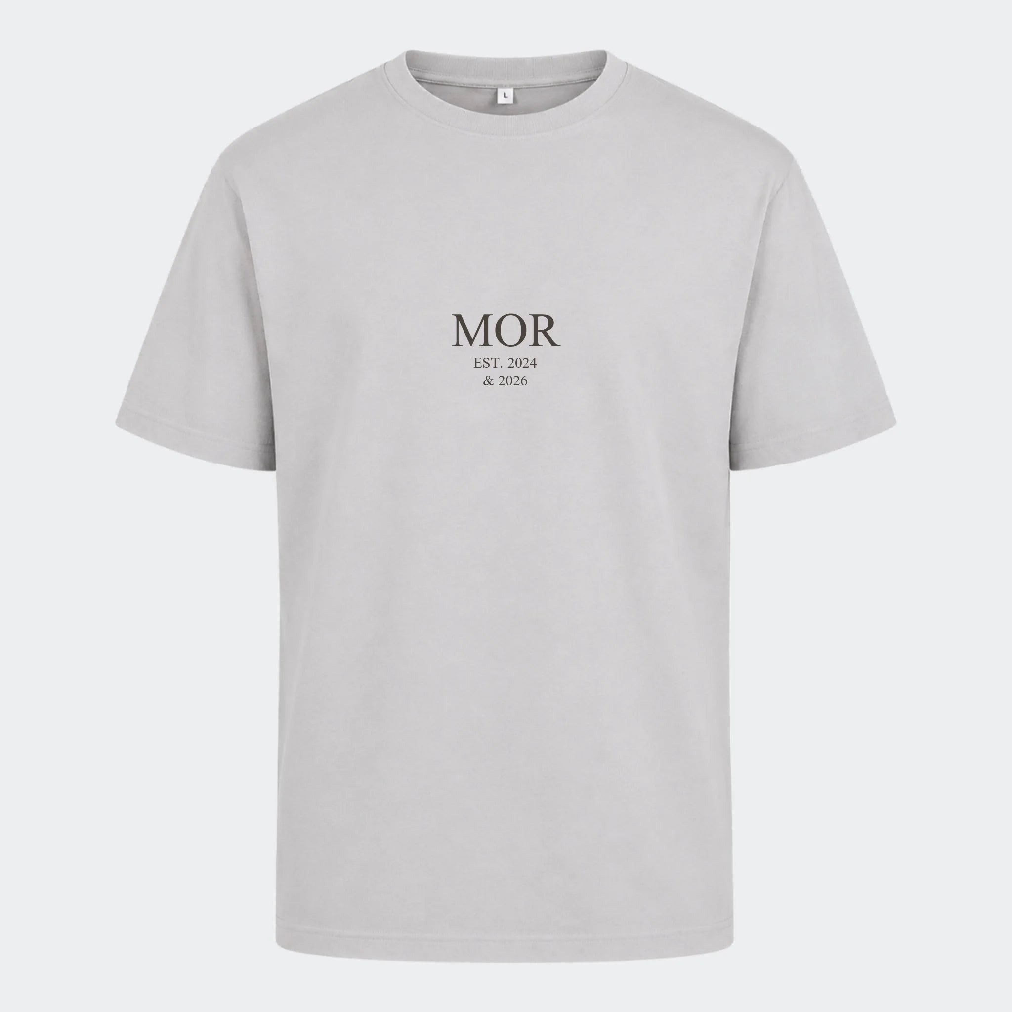 T-shirt med tryk – MOR EST. (Vælg selv tekst og årstal), lysegrå, set forfra