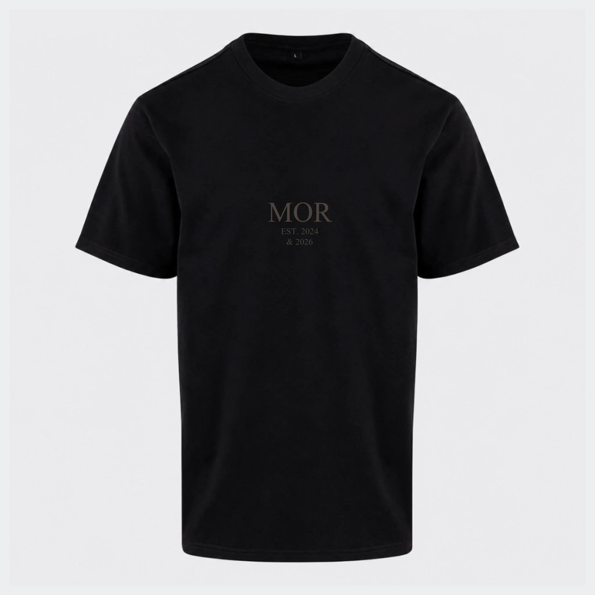T-shirt med tryk – MOR EST. (Vælg selv tekst og årstal), sort, set forfra