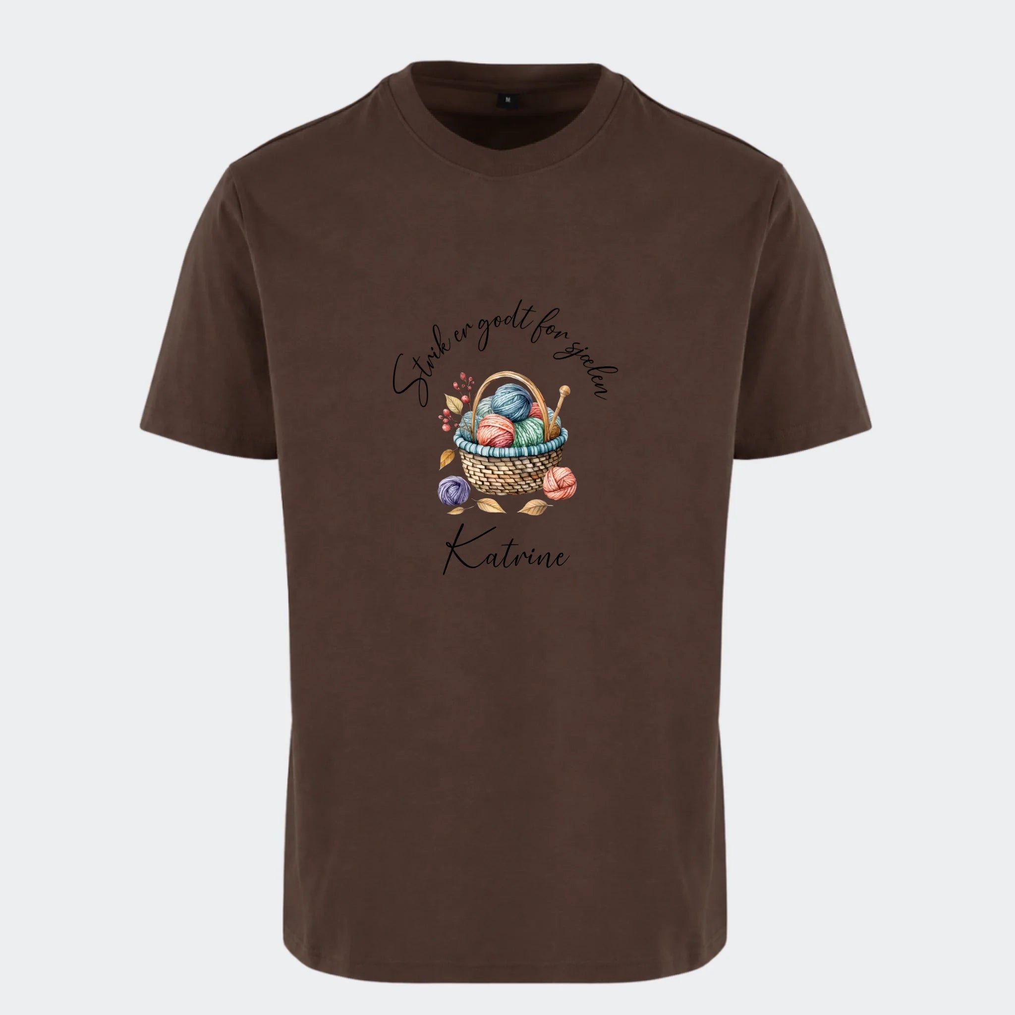 T-shirt – Strik er godt for sjælen. Se motiver, chokoladebrun, set forfra