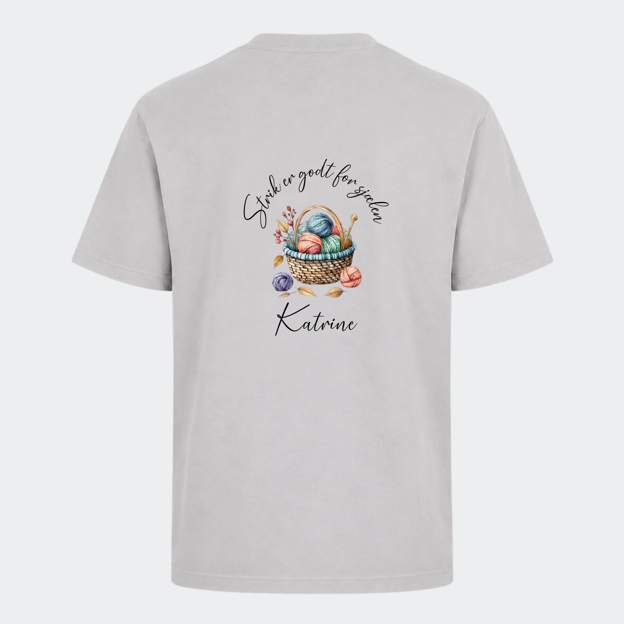 T-shirt – Strik er godt for sjælen. Se motiver, lysegrå, set bagfra