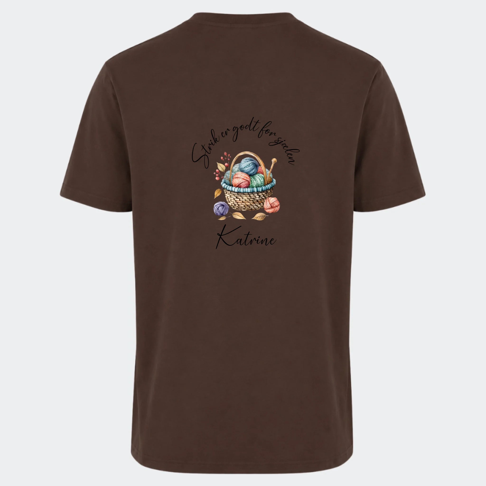 T-shirt – Strik er godt for sjælen. Se motiver, chokoladebrun, set bagfra