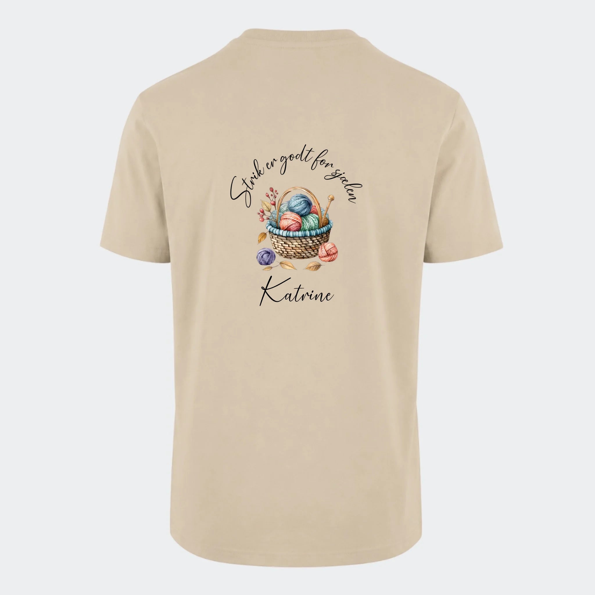 T-shirt – Strik er godt for sjælen. Se motiver, sand, set bagfra