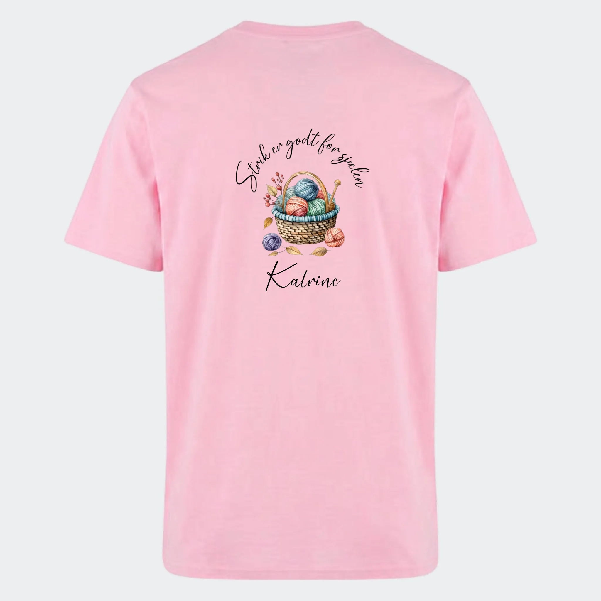 T-shirt – Strik er godt for sjælen. Se motiver, lyserød, set bagfra
