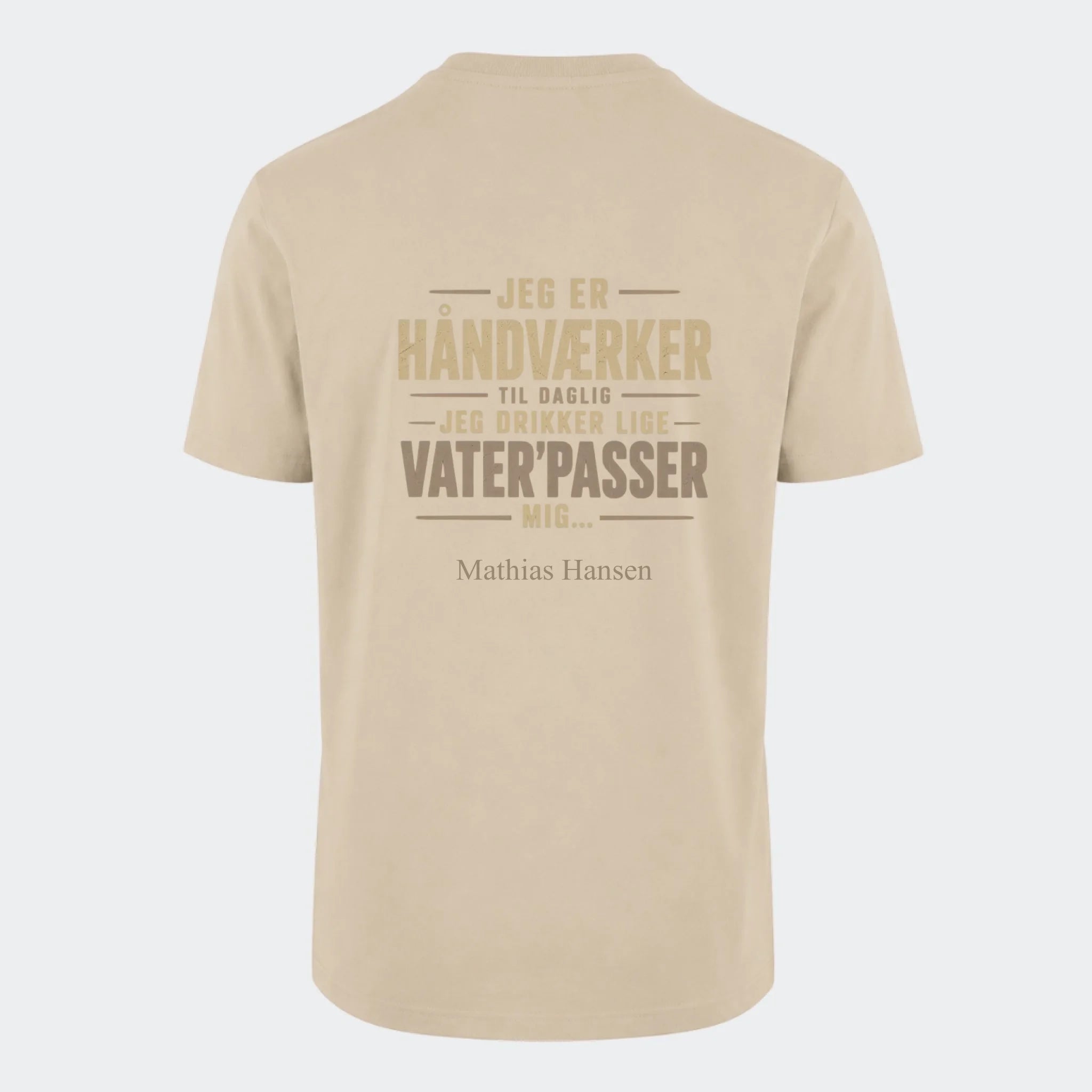 T-shirt med print til voksne – Jeg er håndværker til daglig, sand, set bagfra