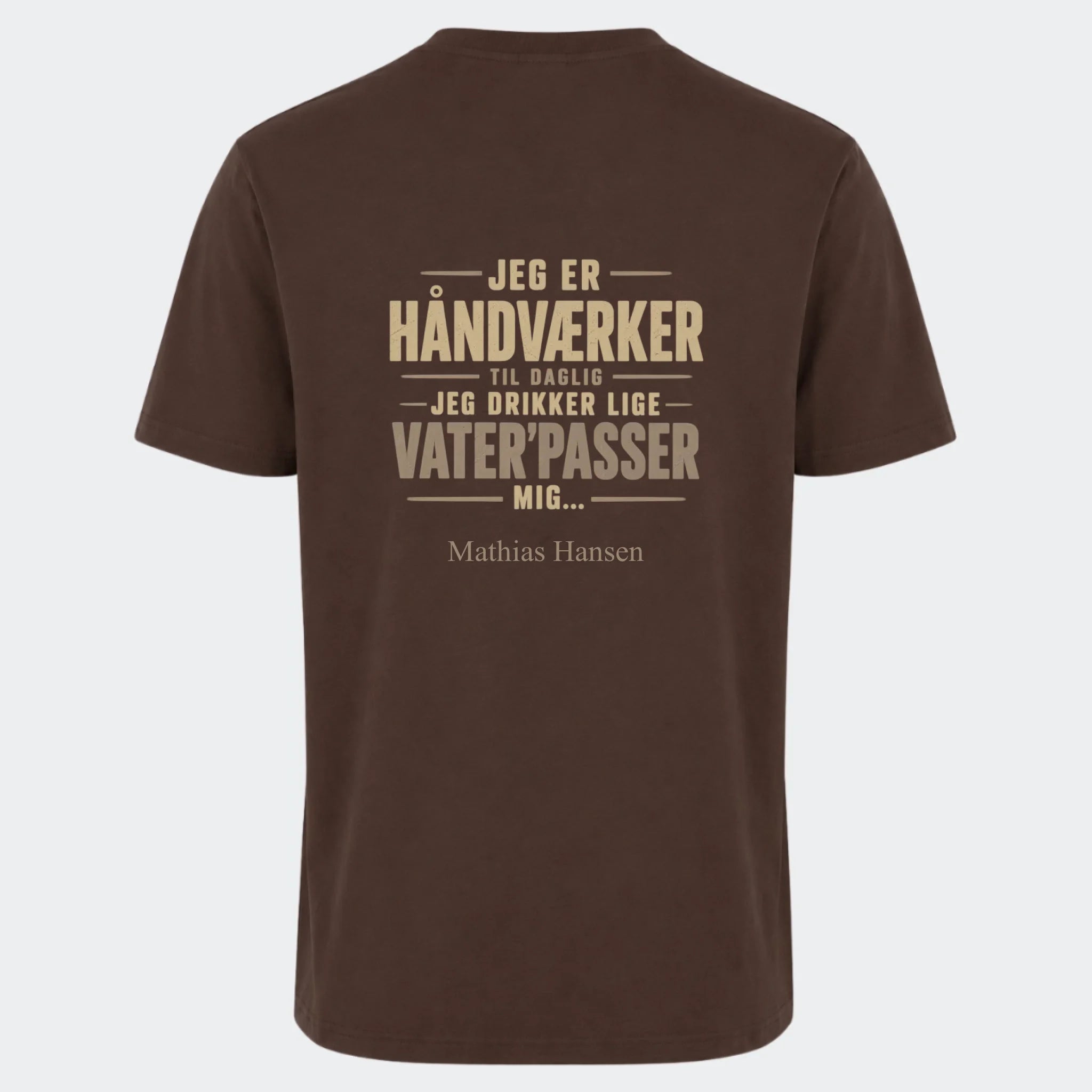 T-shirt med print til voksne – Jeg er håndværker til daglig, chokoladebrun, set bagfra