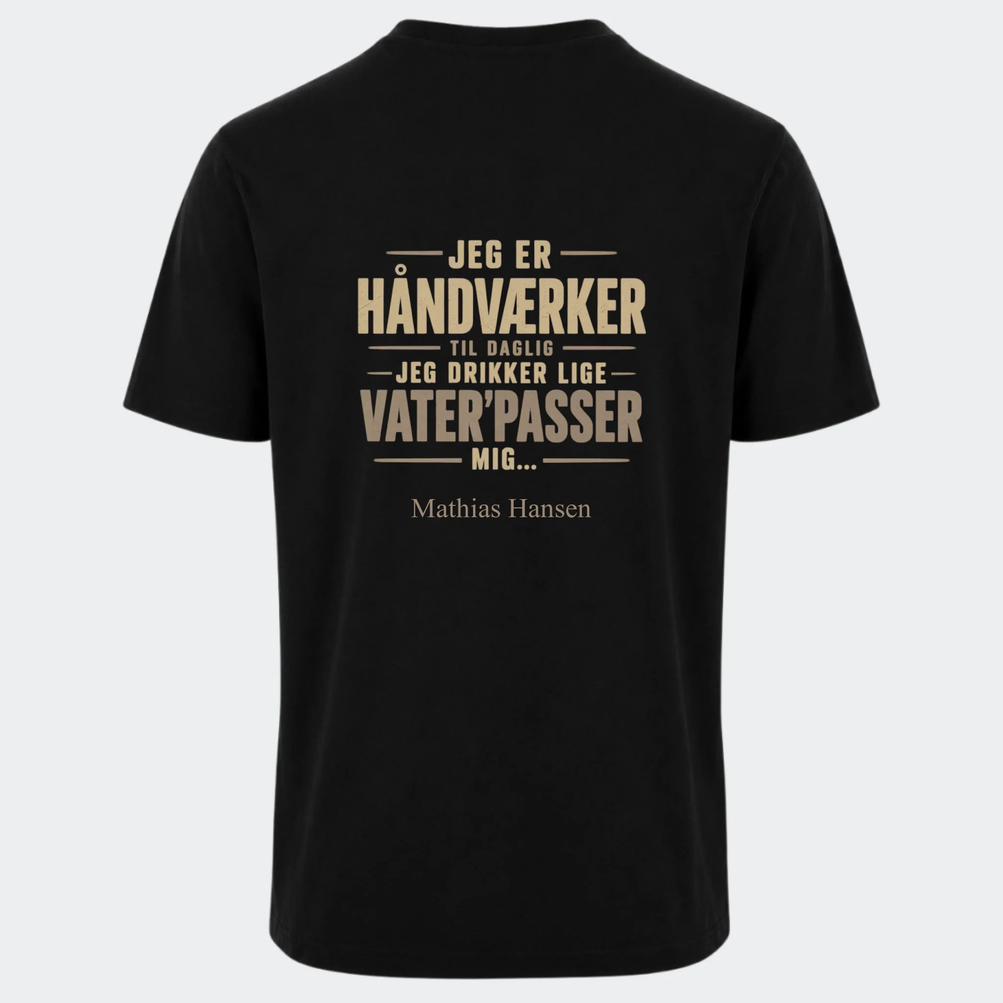 T-shirt med print til voksne – Jeg er håndværker til daglig, sort, set bagfra