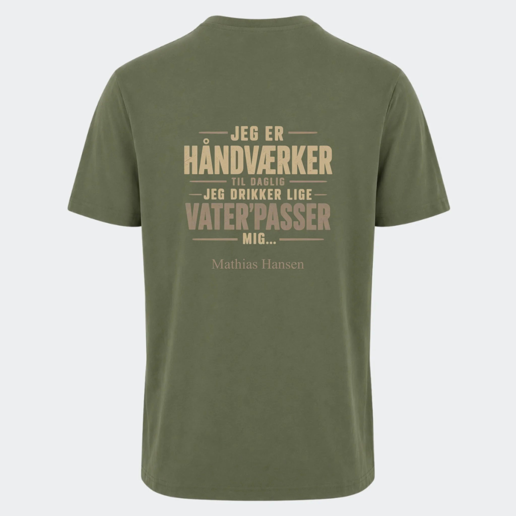 T-shirt med print til voksne – Jeg er håndværker til daglig, oliven, set bagfra