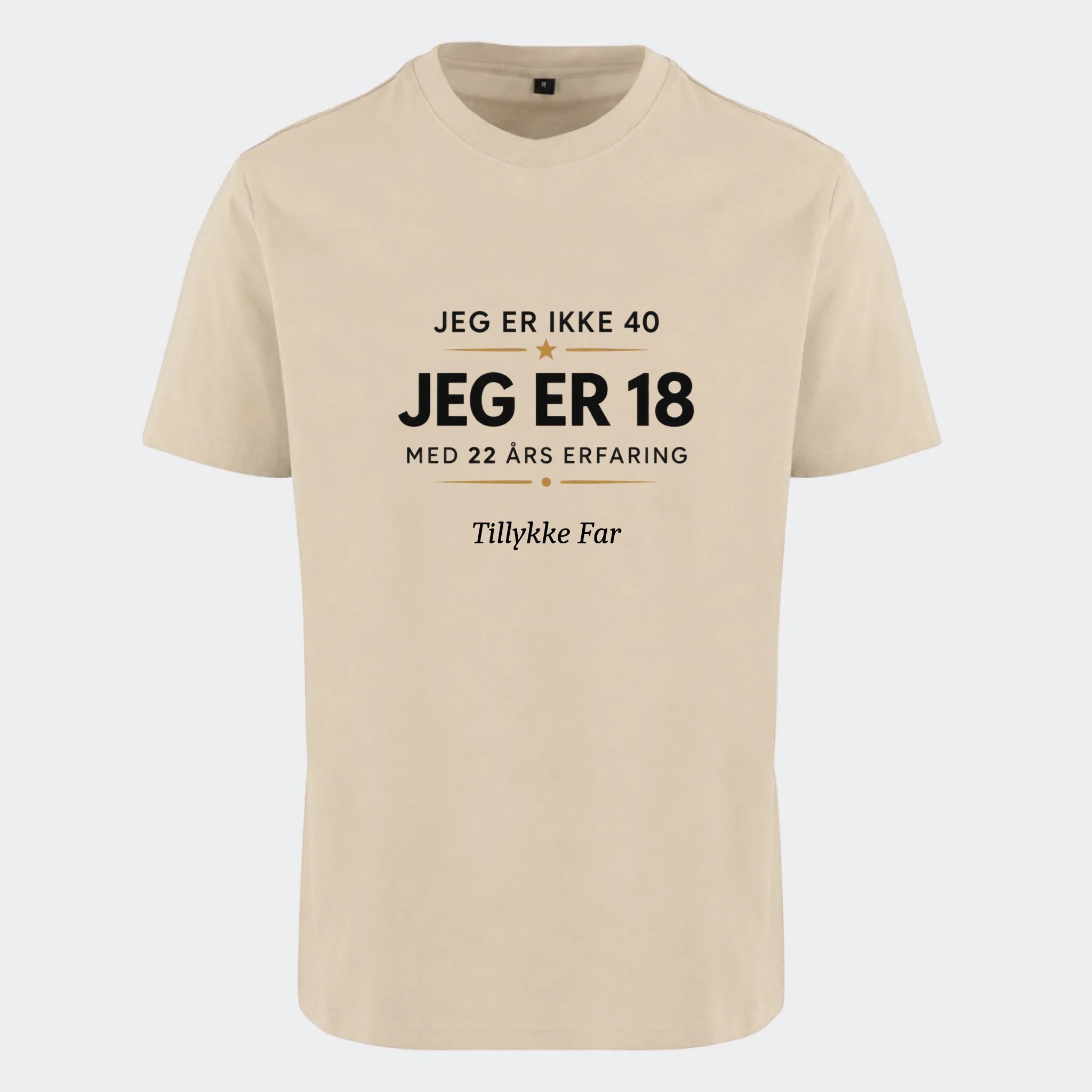 T-shirt med print til voksne – 40 år? Jeg er 18 med 22 års erfaring, sand, set forfra