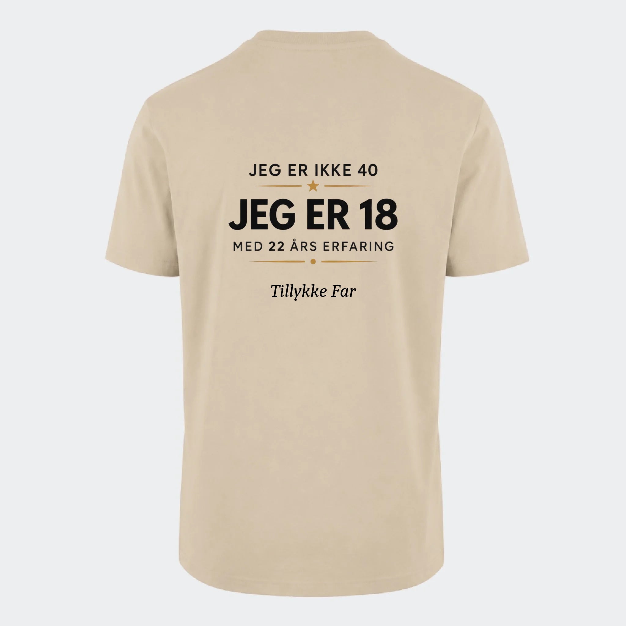 T-shirt med print til voksne – 40 år? Jeg er 18 med 22 års erfaring, sand, set bagfra
