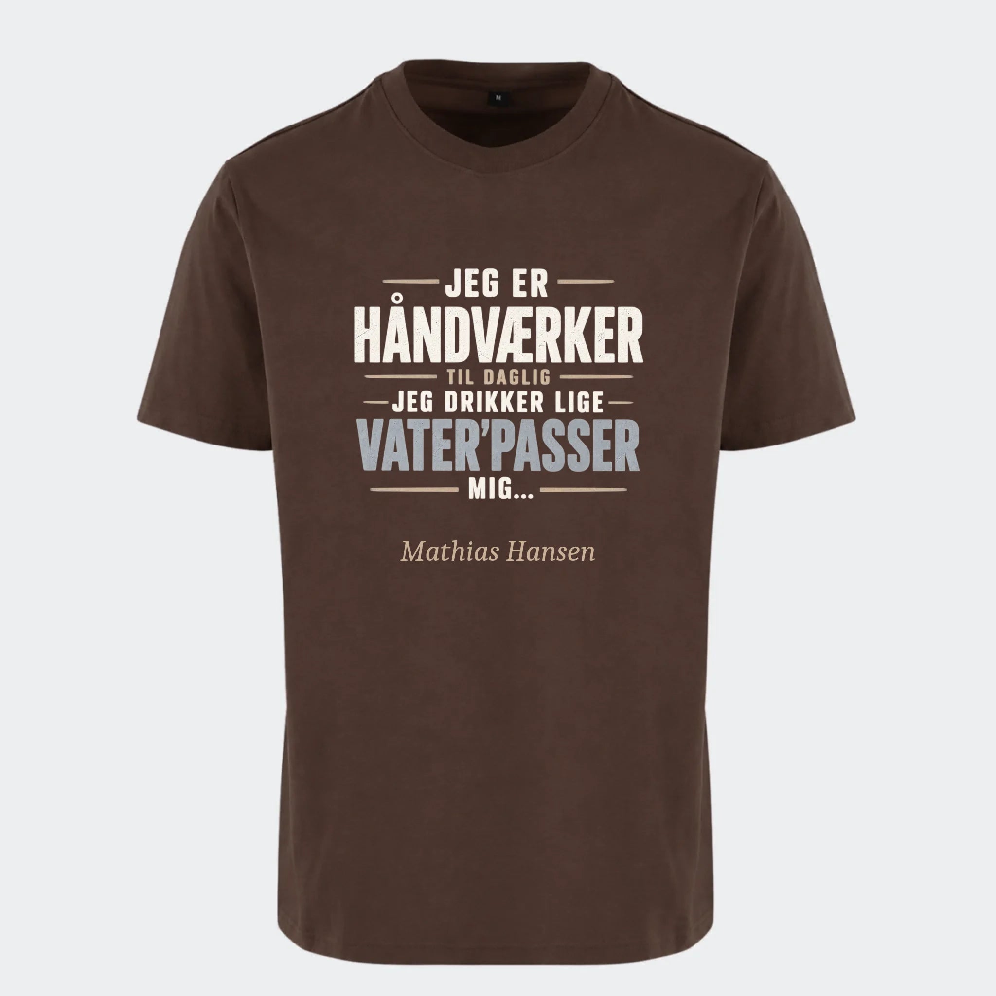 T-shirt med print til voksne – Jeg er håndværker til daglig, chokoladebrun, set forfra