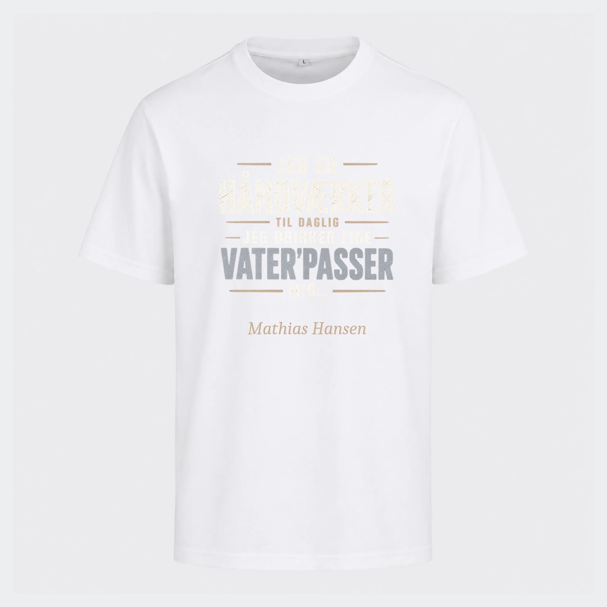T-shirt med print til voksne – Jeg er håndværker til daglig, hvid, set forfra