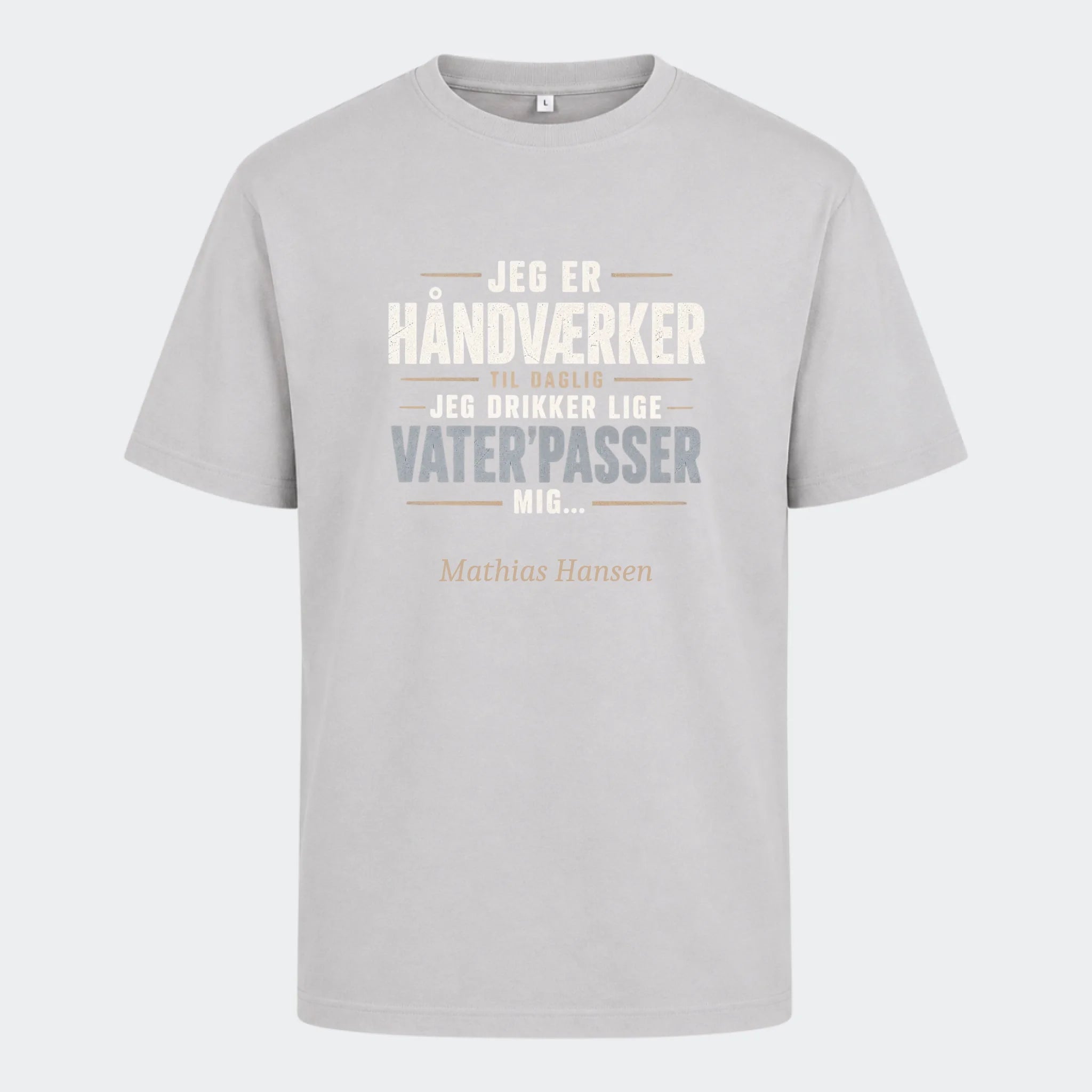 T-shirt med print til voksne – Jeg er håndværker til daglig, lysegrå, set forfra