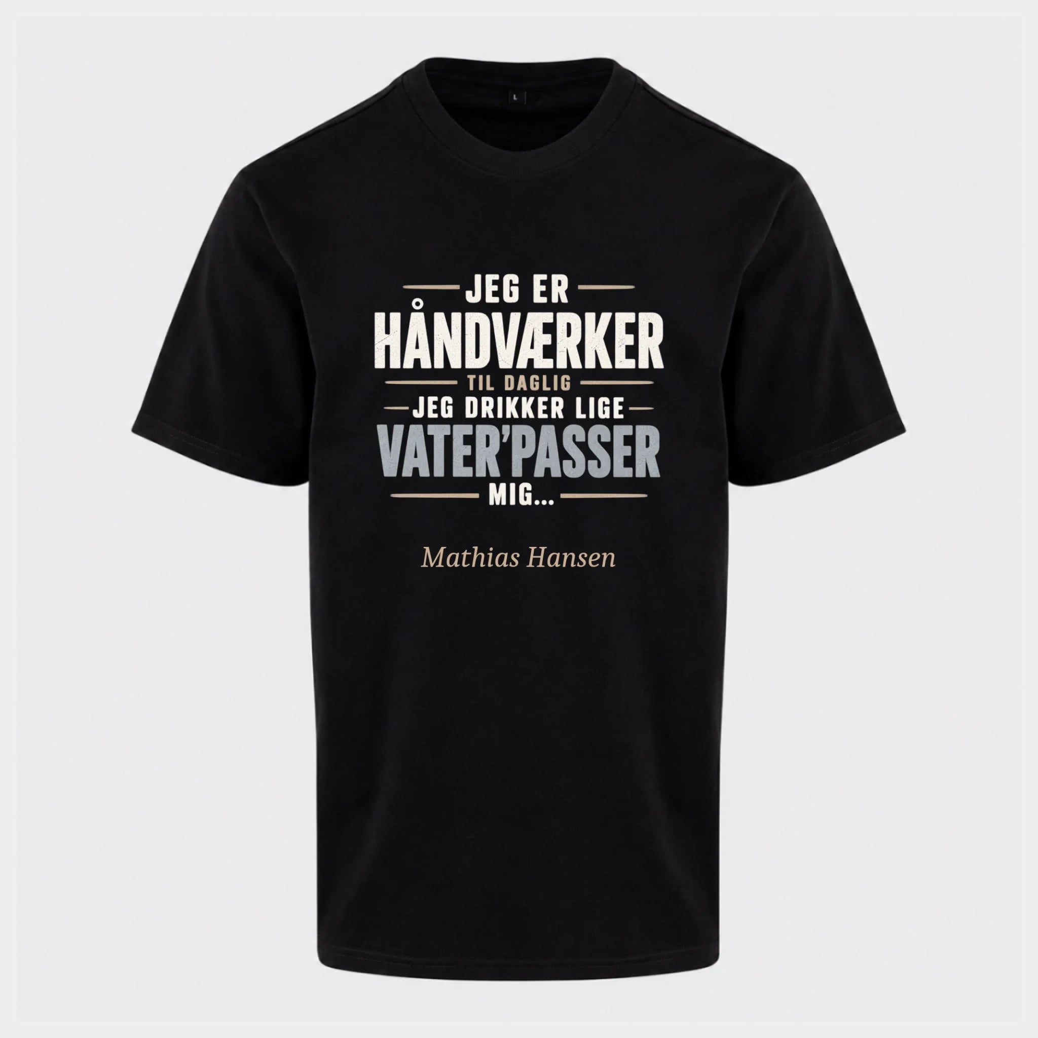 T-shirt med print til voksne – Jeg er håndværker til daglig, sort, set forfra