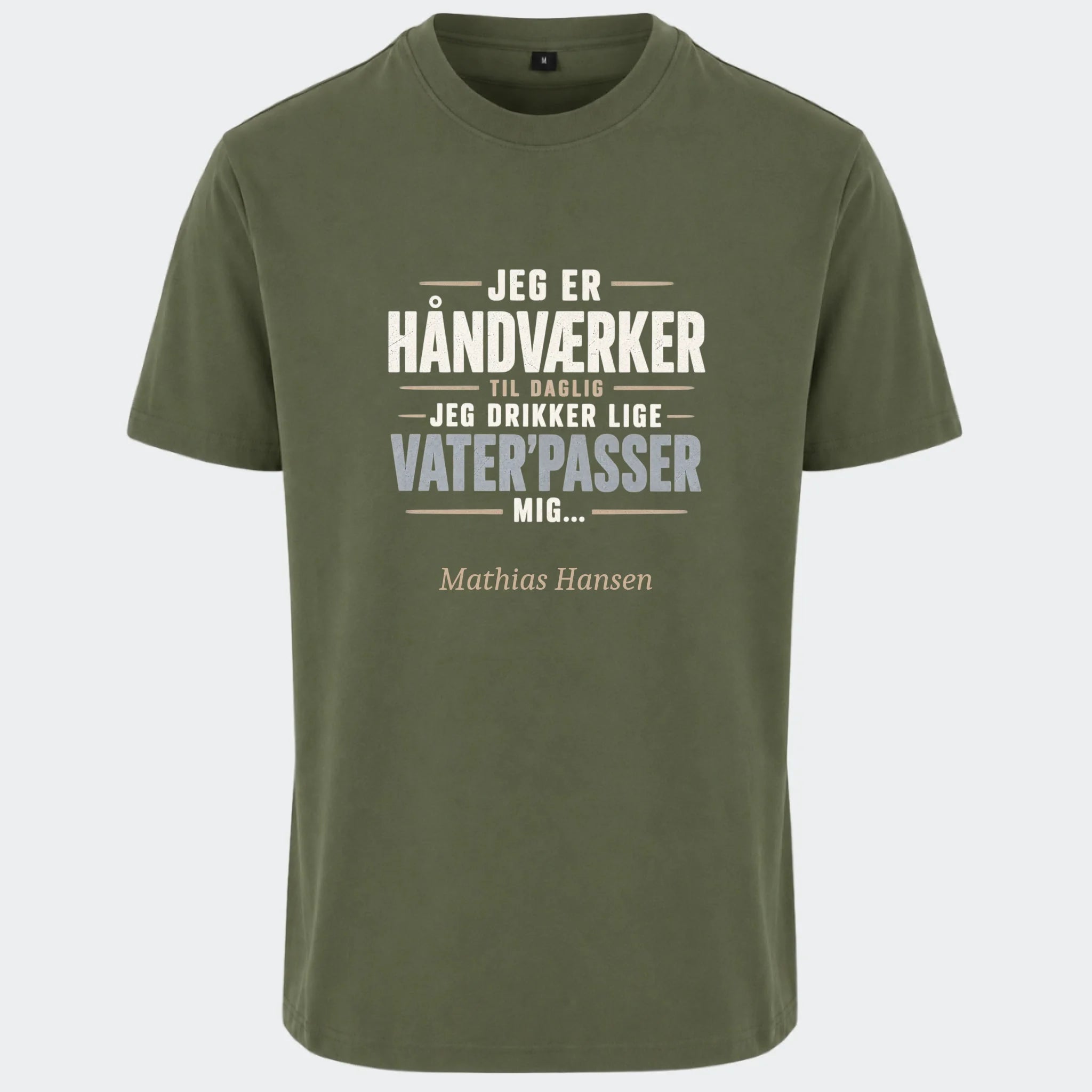 T-shirt med print til voksne – Jeg er håndværker til daglig, oliven, set forfra