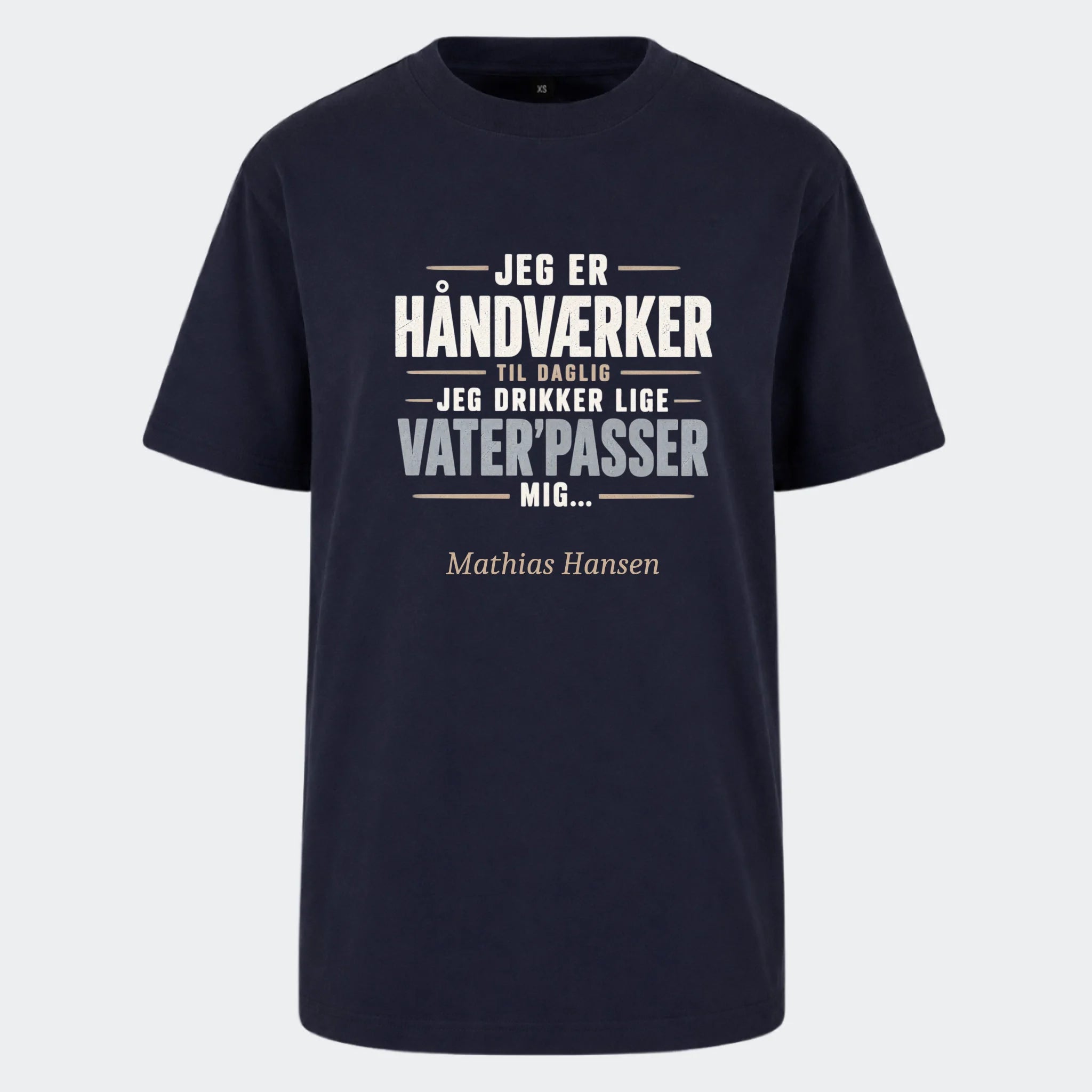 T-shirt med print til voksne – Jeg er håndværker til daglig, marineblå, set forfra