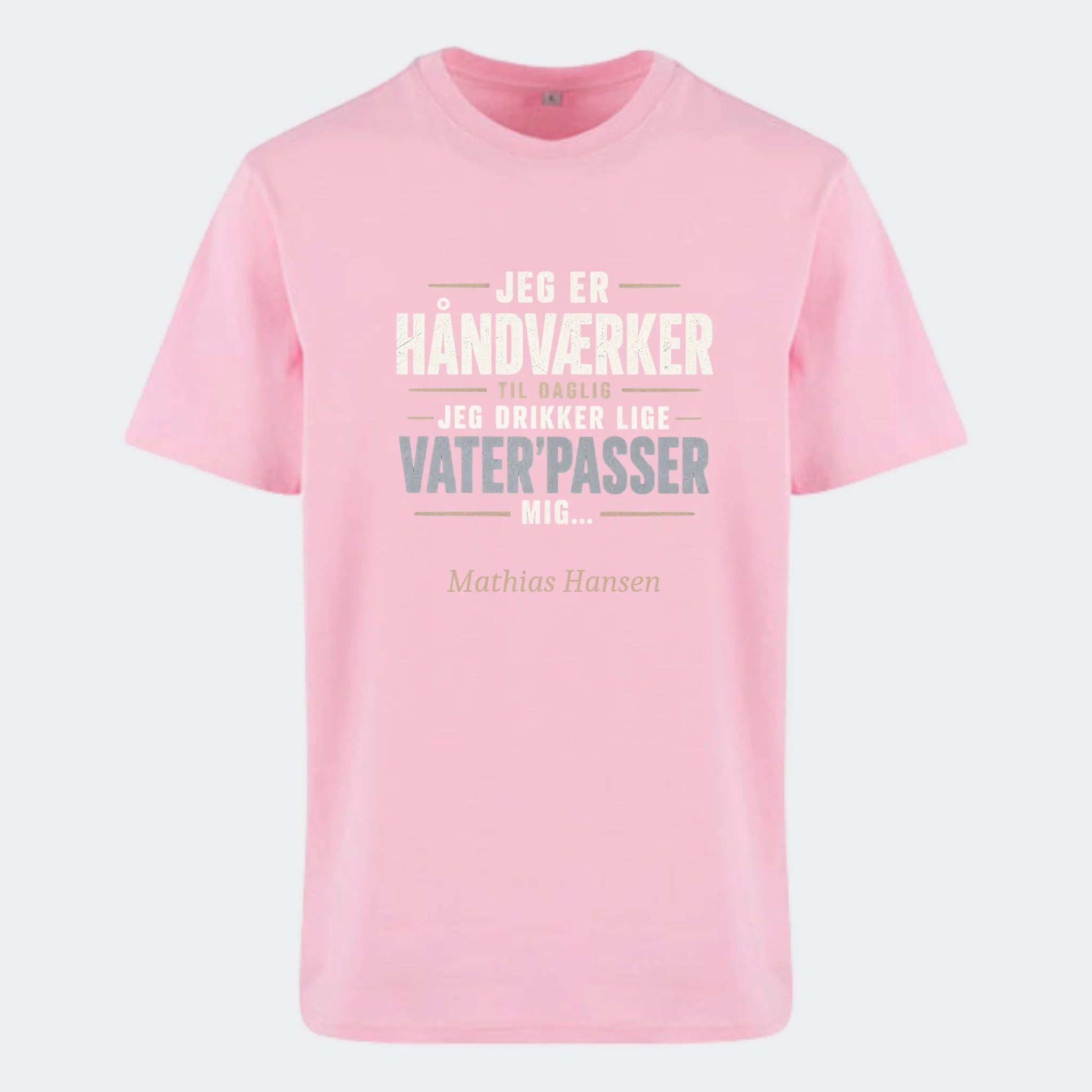 T-shirt med print til voksne – Jeg er håndværker til daglig, lyserød, set forfra