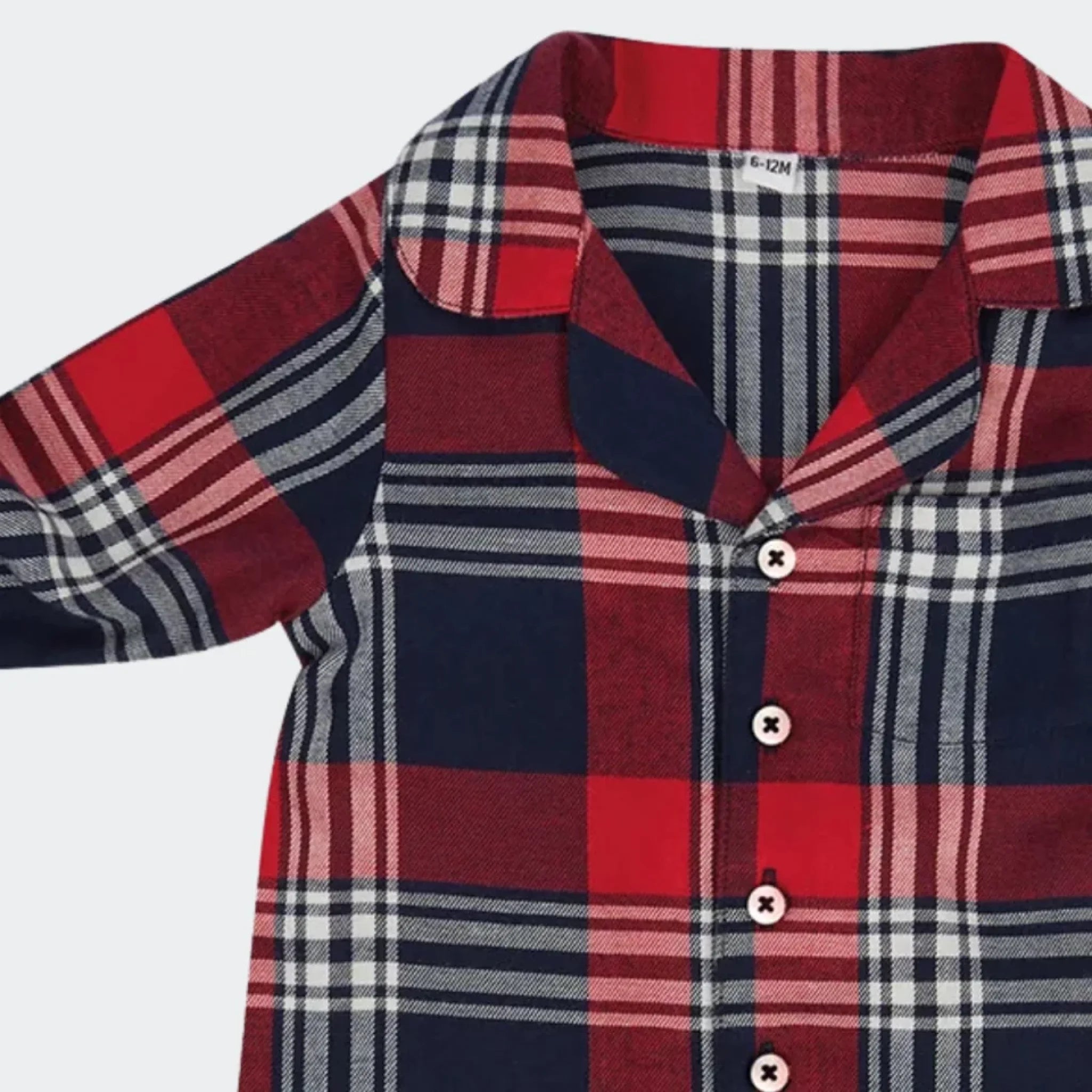 Detalje af rød og blå ternet jumpsuit med krave og knapper