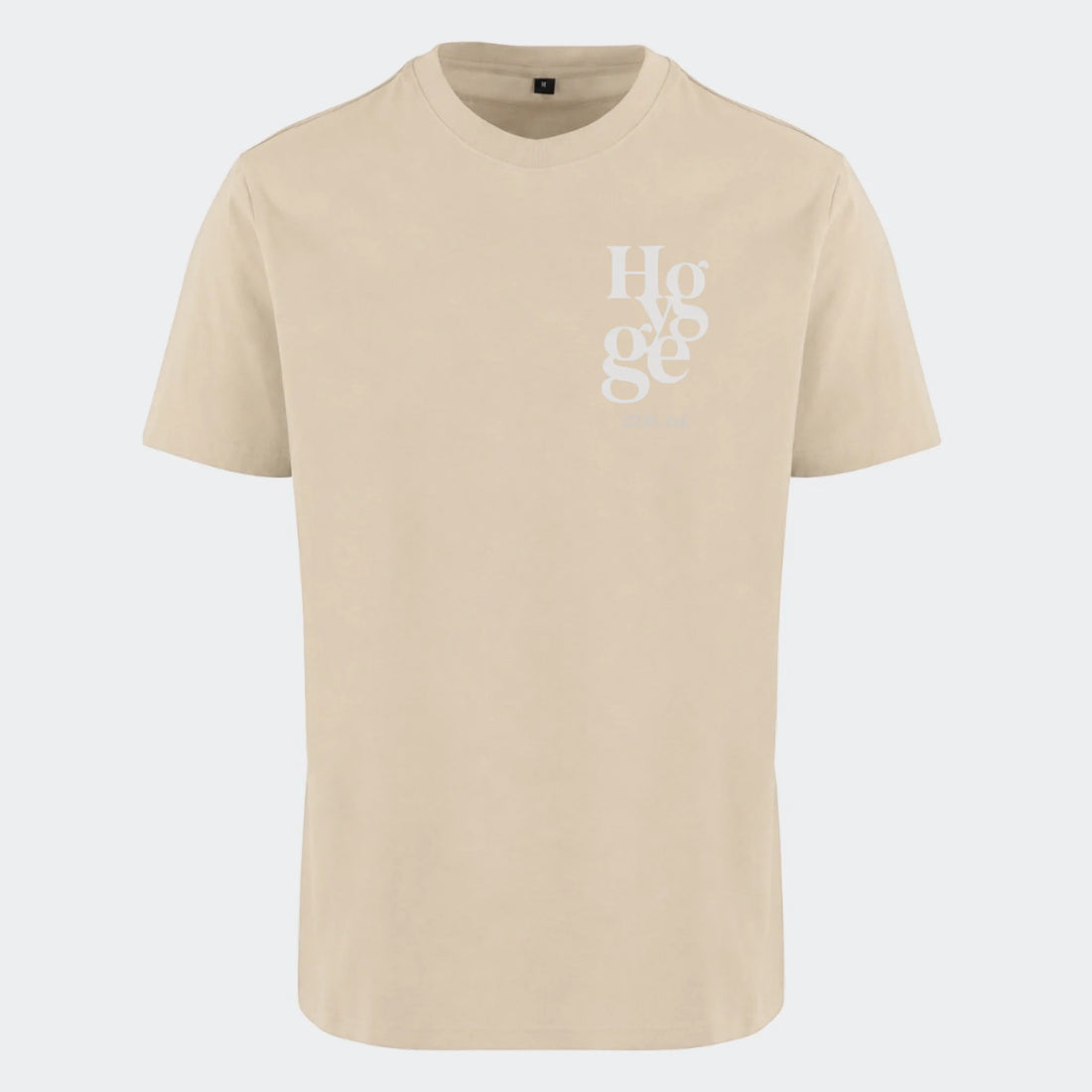 Lyserød voksen t-shirt med personligt tryk af ordet HYGGE og årstallet Est. 2026.