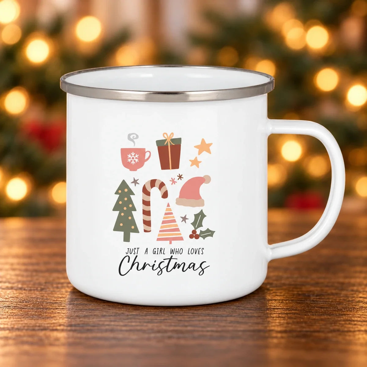 Enamelkop - Aesthetic Christmas – emaljekop på mørkt egetræ med diffus julebaggrund