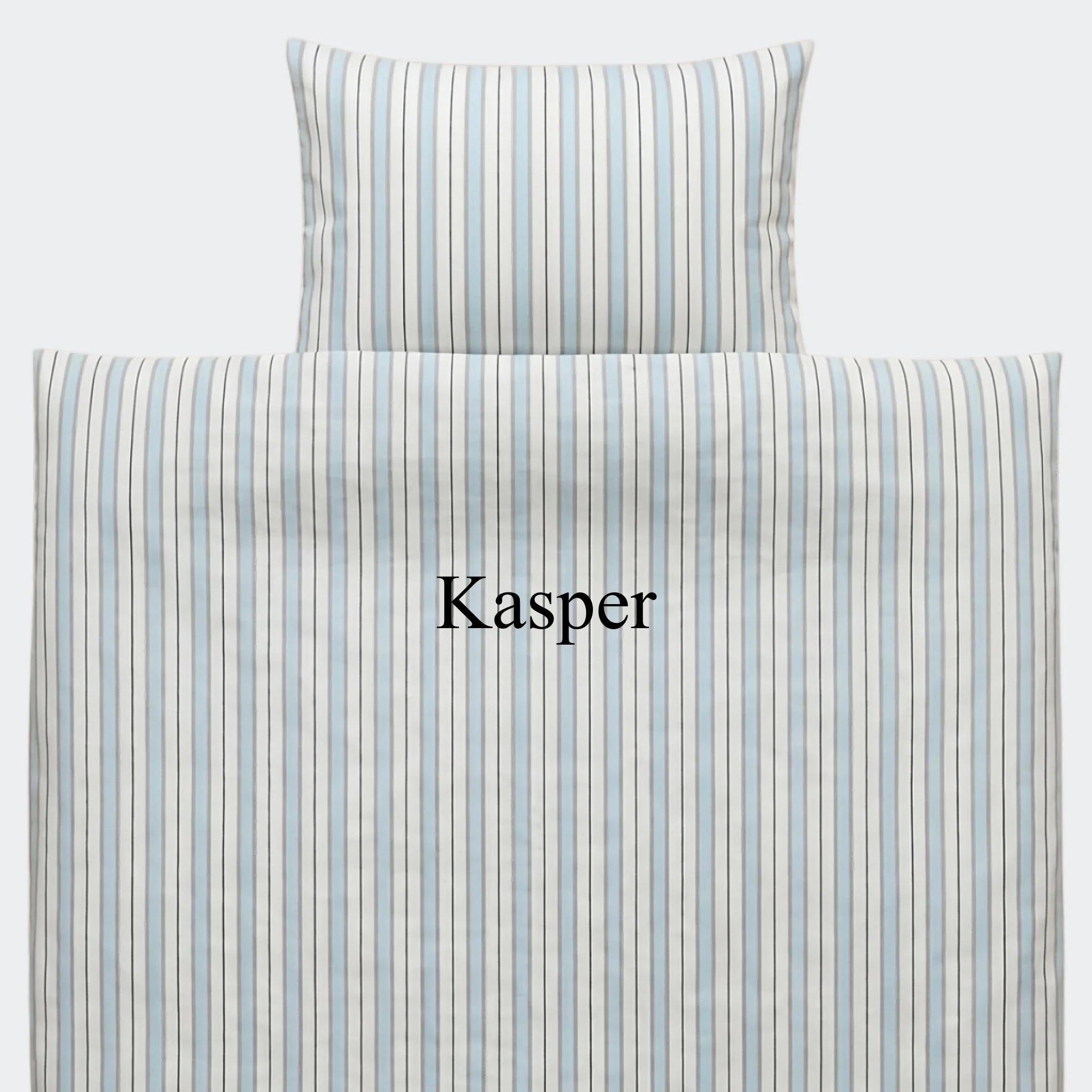 By Mats - Junior sengetøj Sky Blue Stripe - m/u navn