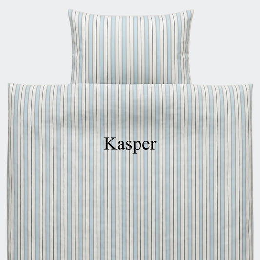 By Mats - Junior sengetøj Sky Blue Stripe - m/u navn