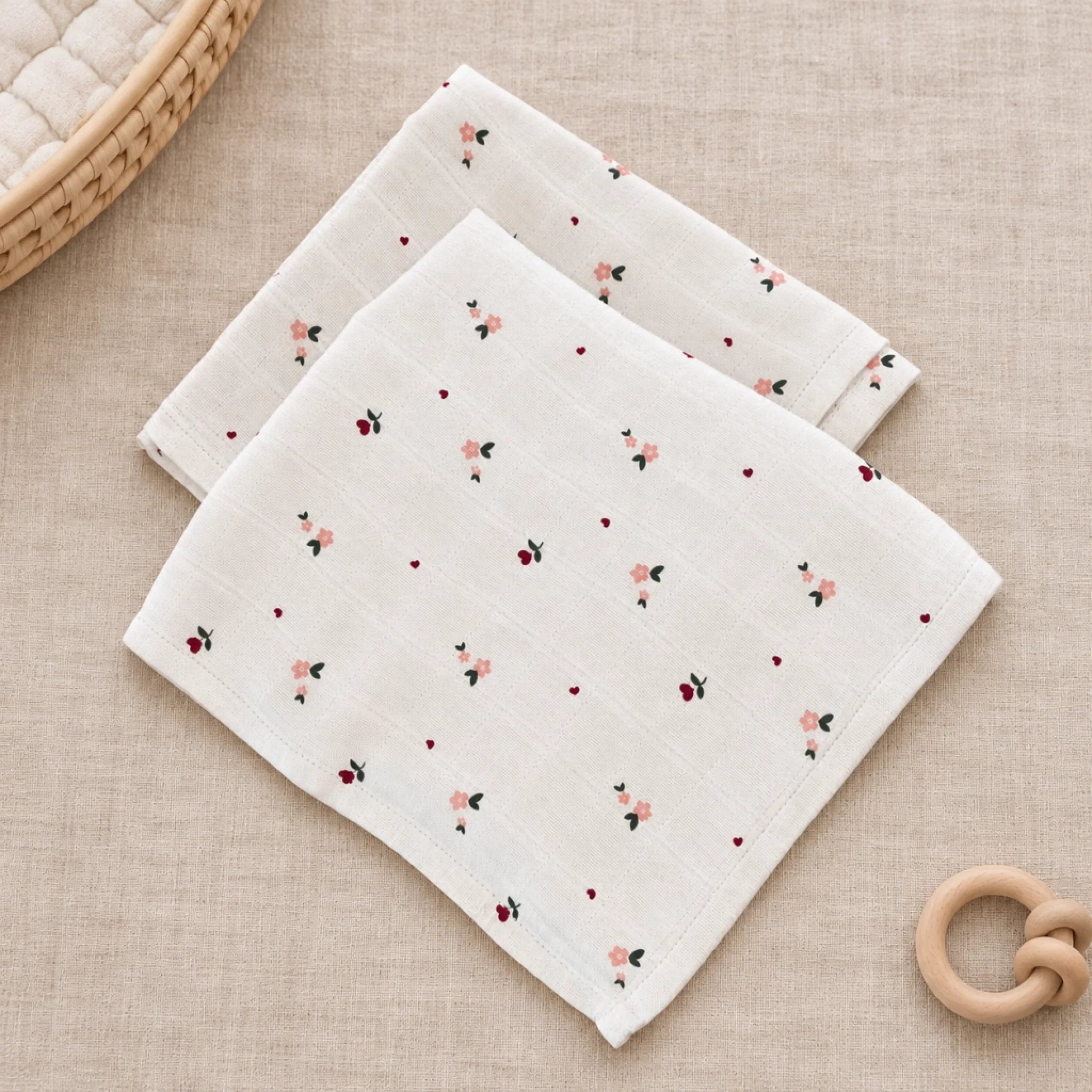 To muslinklude i nordisk babynursery-1