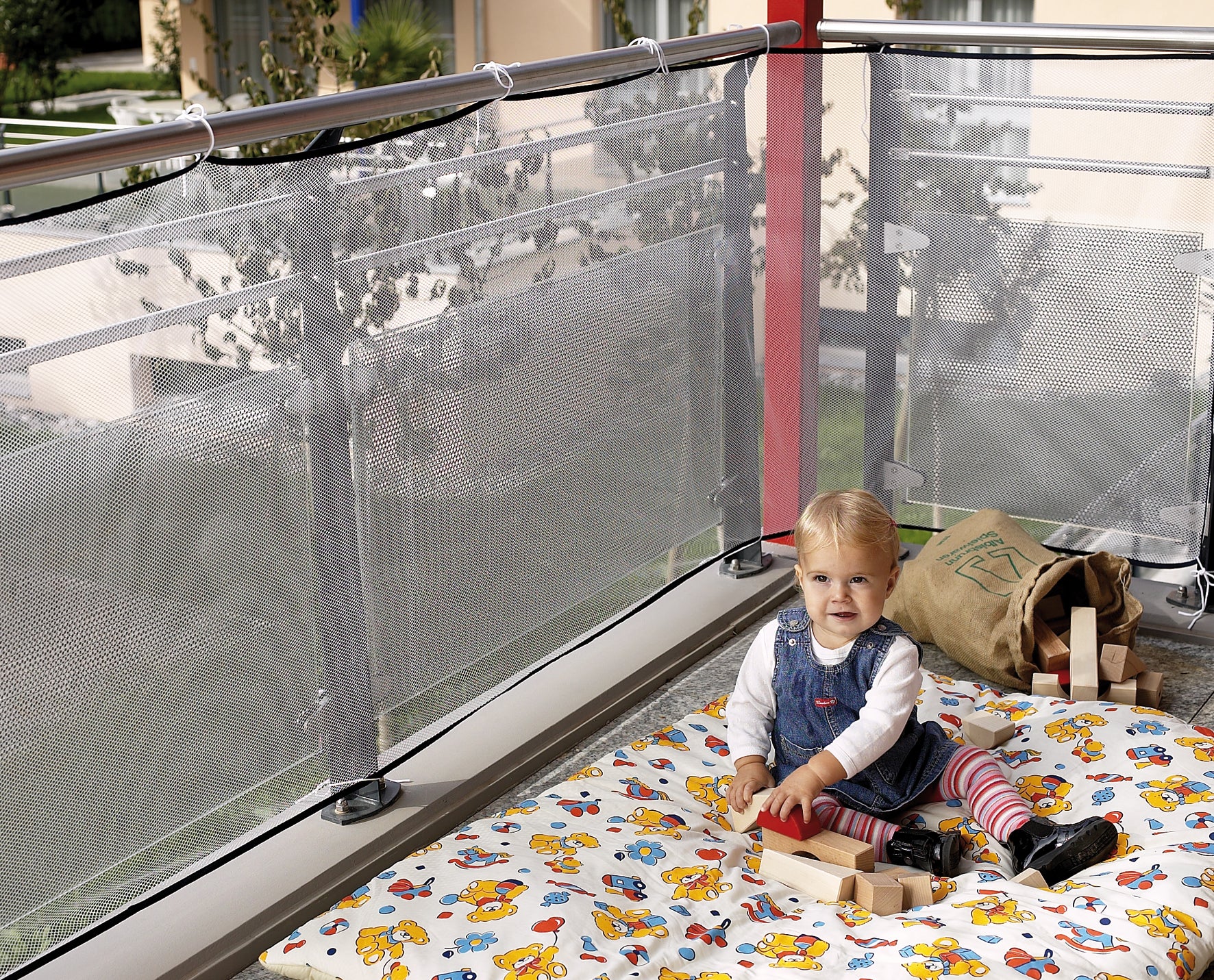 Altan net med baby der leger sikkert på balkon