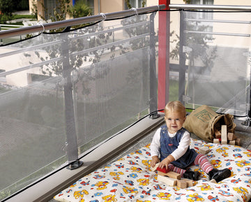 Altan net med baby der leger sikkert på balkon