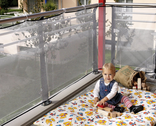 Altan net med baby der leger sikkert på balkon