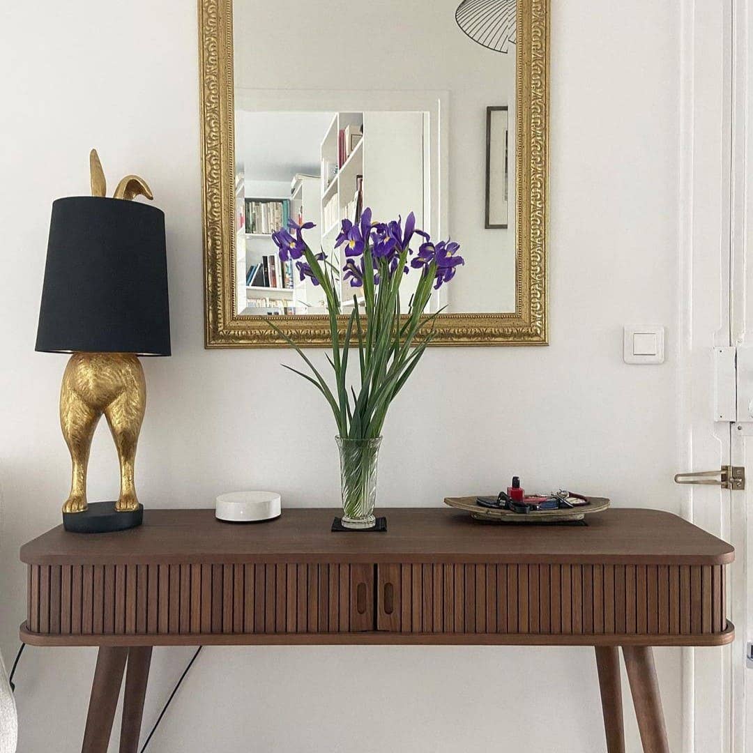 Dekorativ bordlampe Hiding Bunny i guld og sort med form som en kanin.