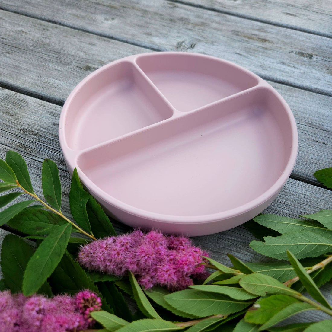 Opdelt silikonetallerken til børn i farven lys mauve fra Summerville Organic.