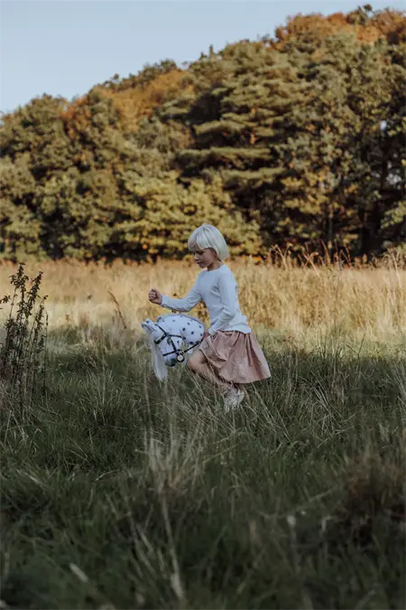 Plettet kæphest Magic fra byASTRUP vist udendørs