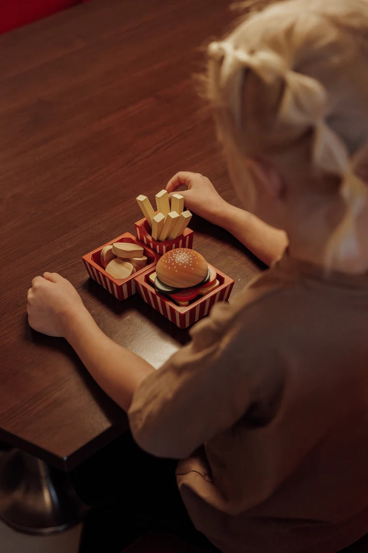 Barn leger med MAMAMEMO træ legetøjsburger, pommes frites og kylling i æske