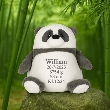Grå panda bamse med navn og data broderet på bamsen Customizer TeeInBlue