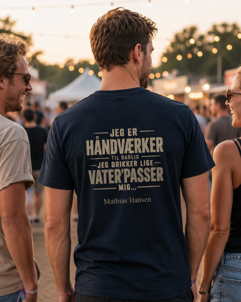T-shirt med dansk tekst Jeg er håndværker til daglig til voksne vist bagfra ved event.