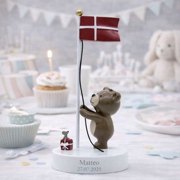 Kids by Friis bordflag med bamse, musegave og indgraveret navn til barnedåb.