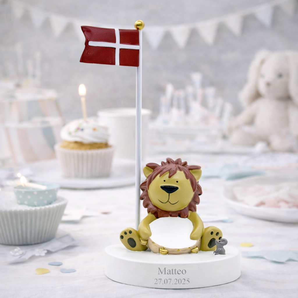 Kids by Friis bordflag med løve, tamburin og personlig gravering