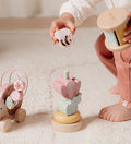Et barn leger med Little Dutch gavesæt i træ fra Fairy Garden kollektionen.