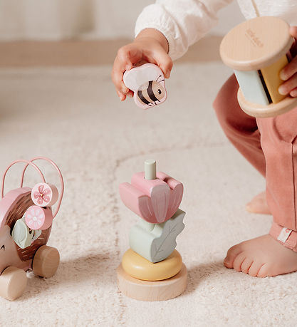 Et barn leger med Little Dutch gavesæt i træ fra Fairy Garden kollektionen.