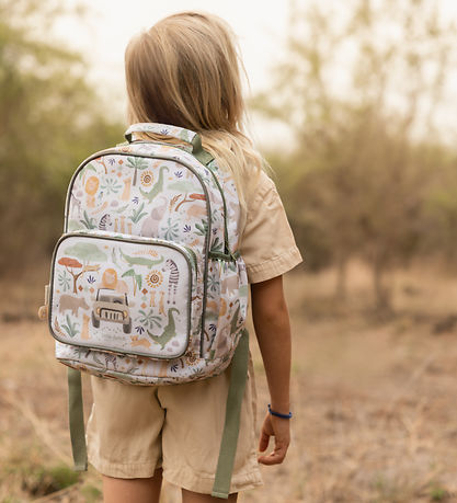Et barn med Little Dutch Safari Friends rygsæk på i naturen.