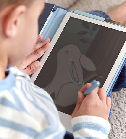 Barn tegner en kanin på en blå Little Dutch LCD tegnetablet med stylus.