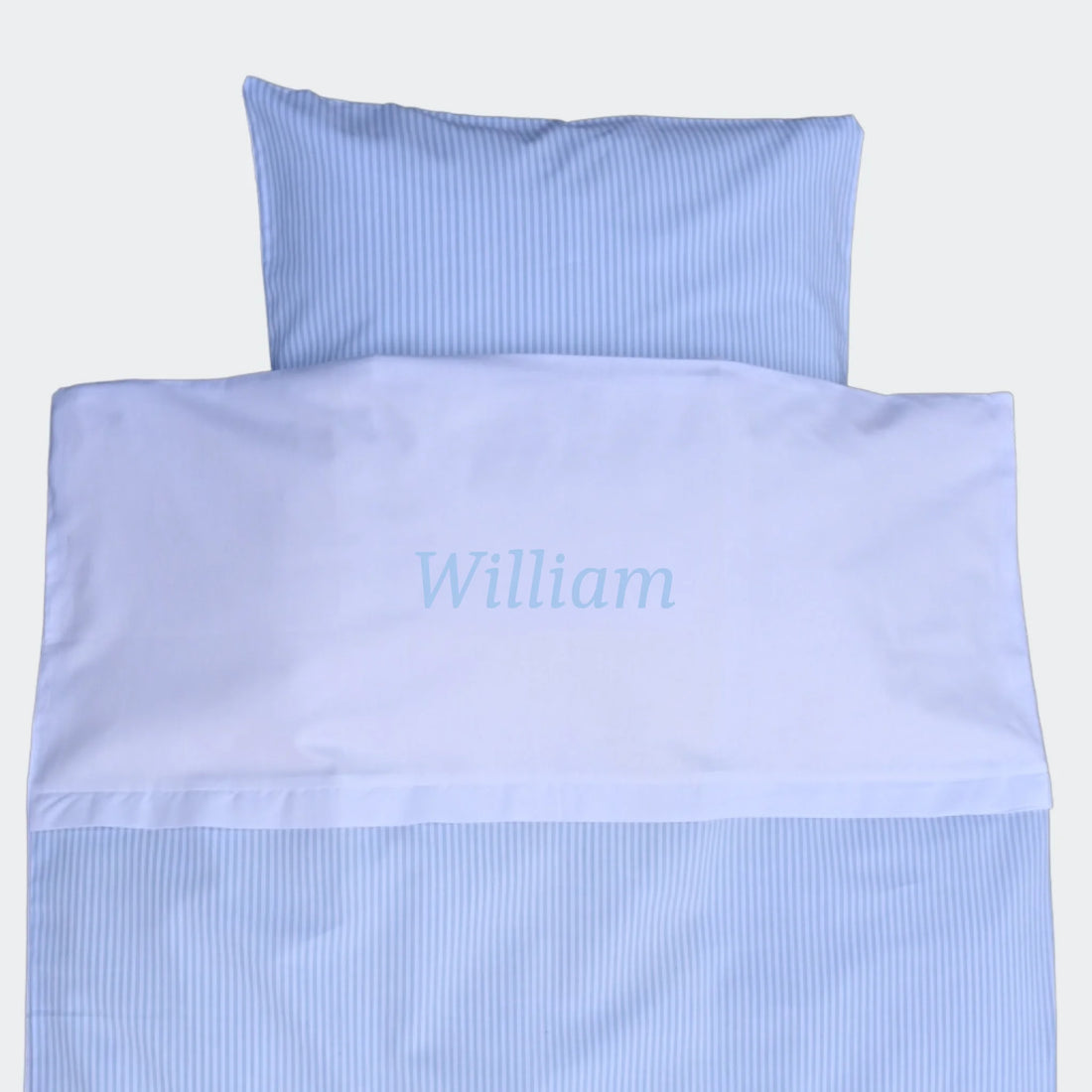 Baby sengetøj med striber - Lyseblå Customizer TeeInBlue Lyseblåt stribbet baby sengetøj Lyseblå og hvid 70x100cm