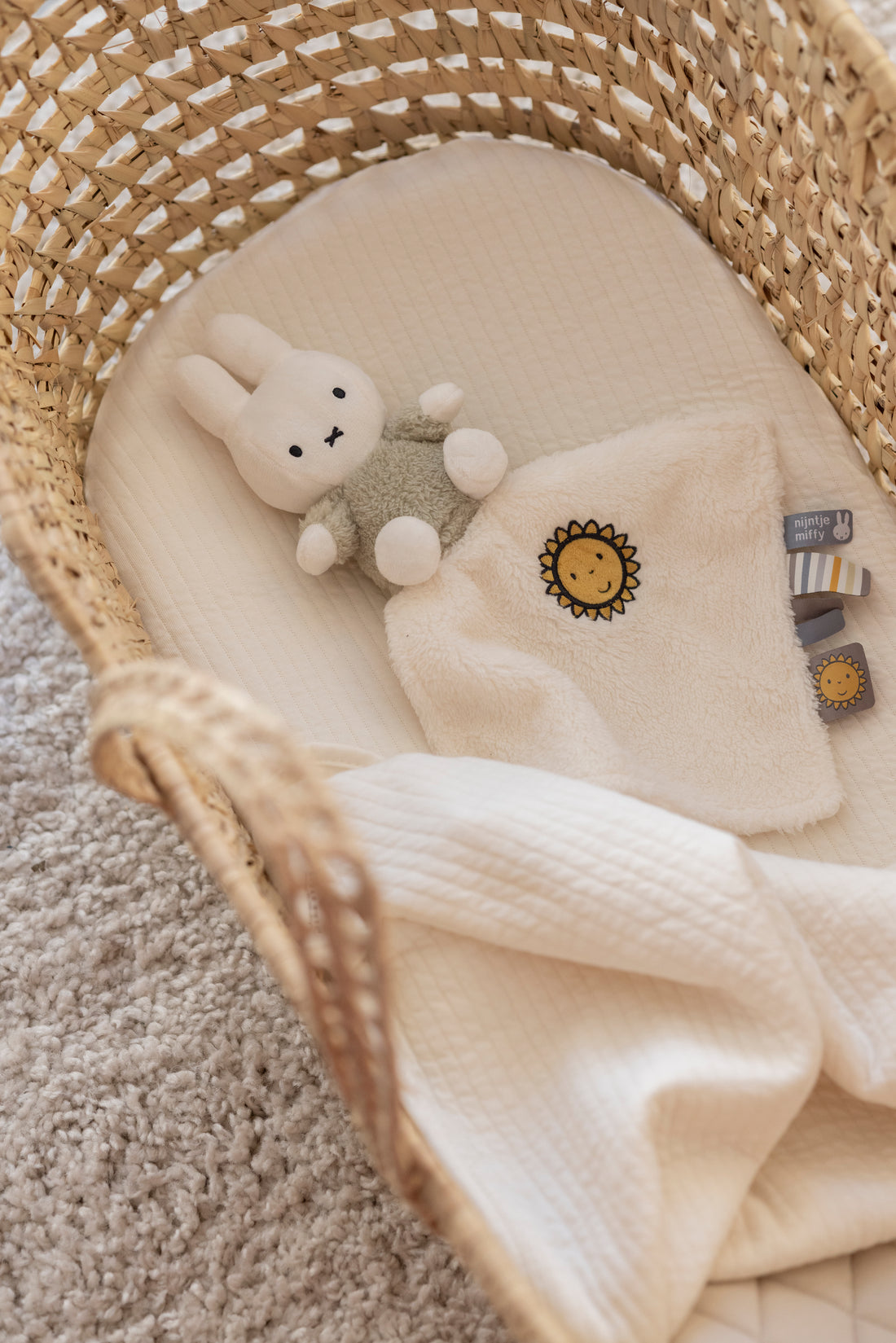 Miffy krammeklud Fluffy Green med solmotiv og føle-etiketter